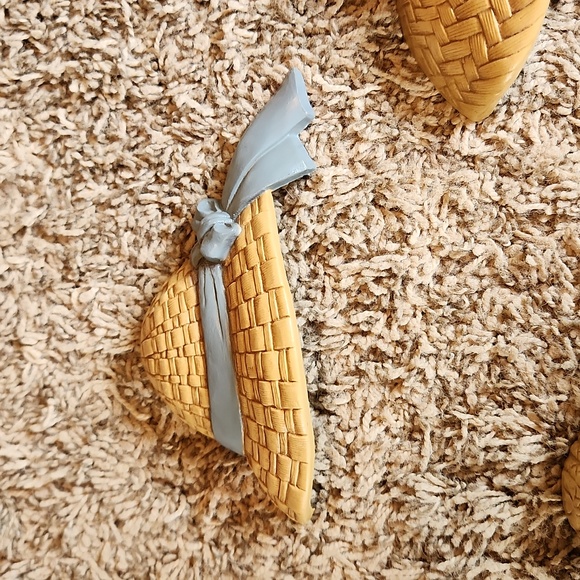 Vintage 1987 Burwood hard plastic “straw bonnets” wall hangings - set of three - Picture 3 of 8